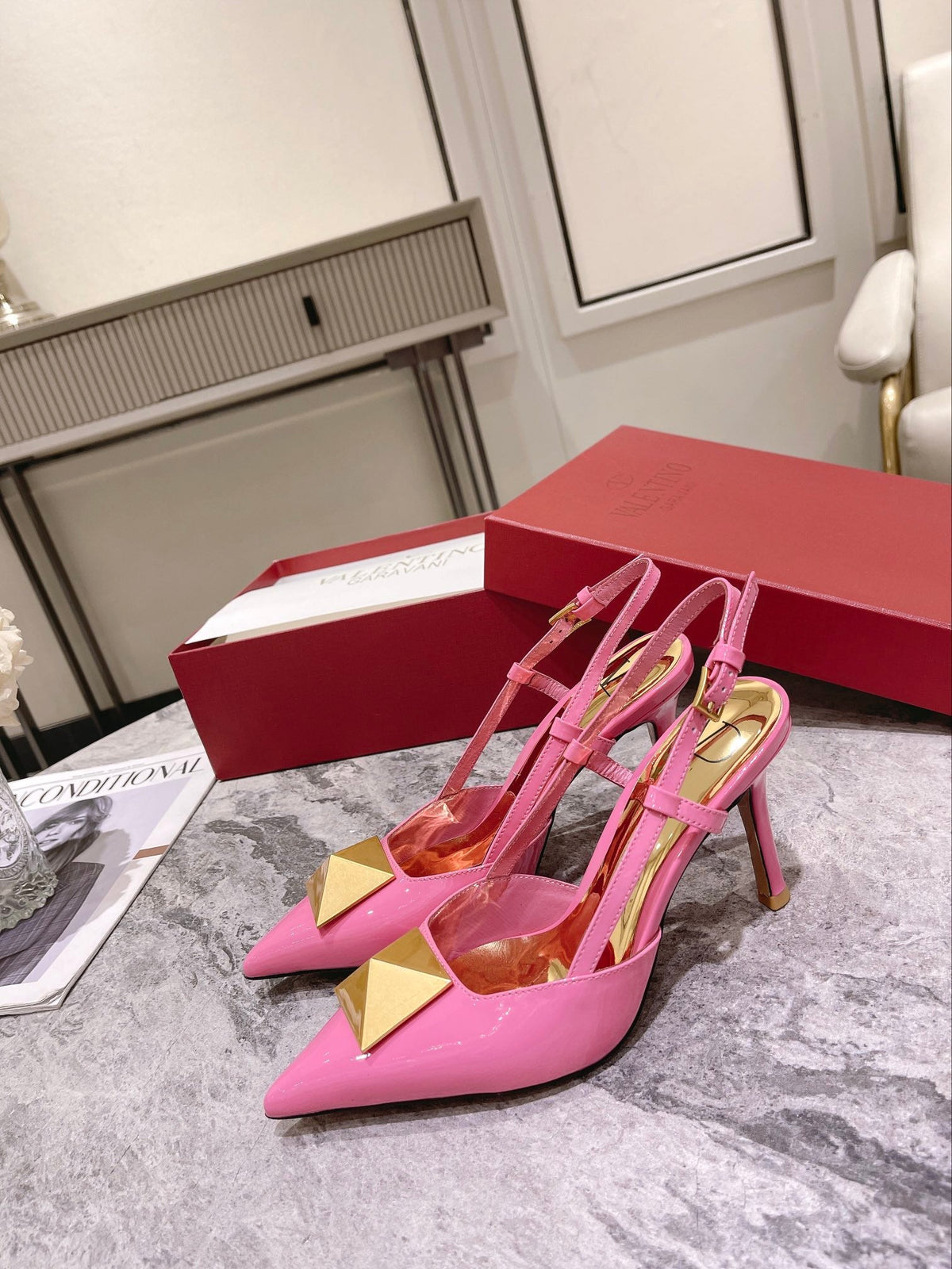 Tacones de charol con tachuelas